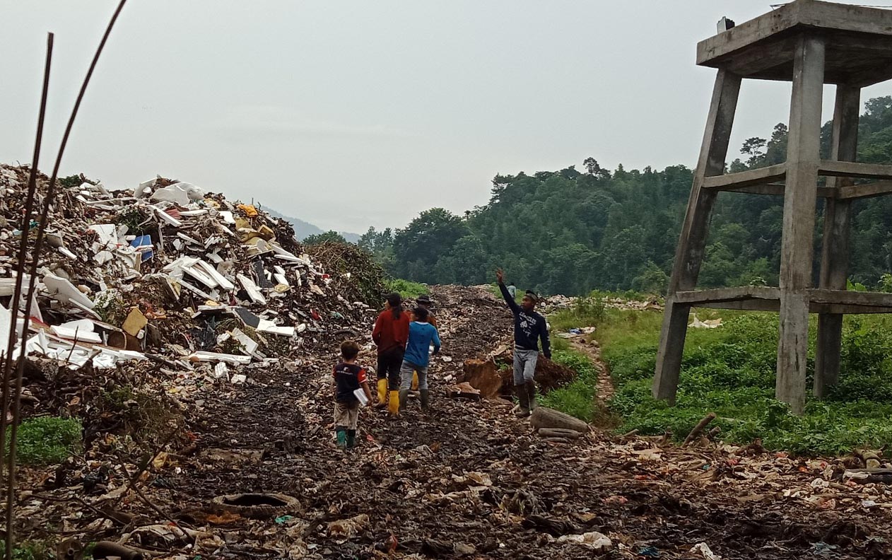 Warga Resah Bau yang Menyengat dari Longsoran Sampah TPA Bakung yang Masuk ke Pemukiman