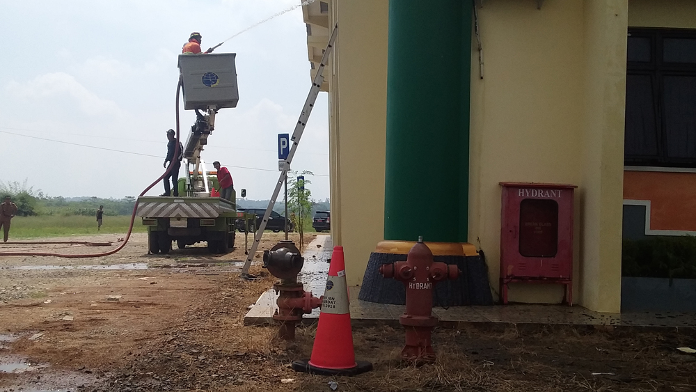 BREAKING NEWS - Hydrant Tak Berfungsi, Pemadaman Kebakaran Kantor Bupati Pringsewu Pakai Air Kolam