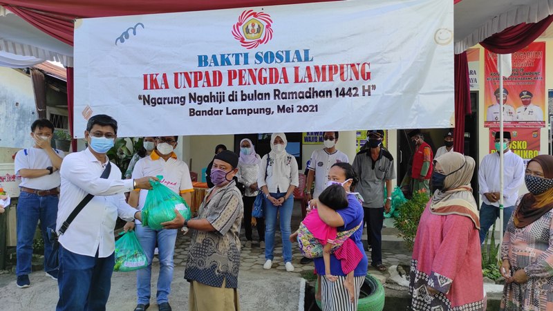 ika-unpad-pengda-lampung-berikan-santunan-200-paket-sembako-untuk-warga-kota-karang-raya.jpg
