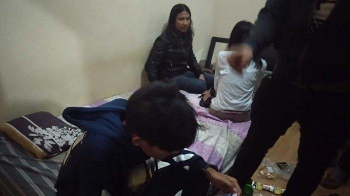 Tak Puas dengan Suami, Istri Ajak 2 Pria Bercinta di Kamar saat Keluarganya Pergi