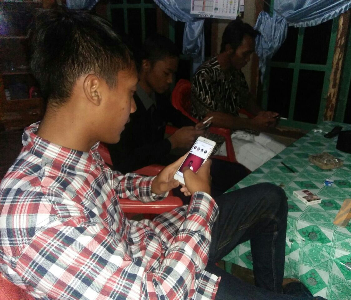 Isi Waktu Dengan Main Medsos di Saat Puasa