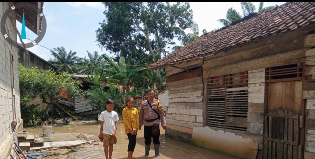 Bhabin Polsek Simpang Pematang Imbau Warga Tidak Melintasi Jalan Terdampak Banjir