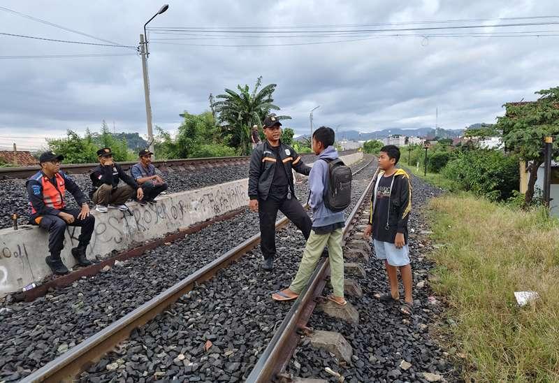 KAI Divre IV Tanjungkarang Imbau Masyarakat Tak Lakukan Aktivitas di Jalur Kereta Api