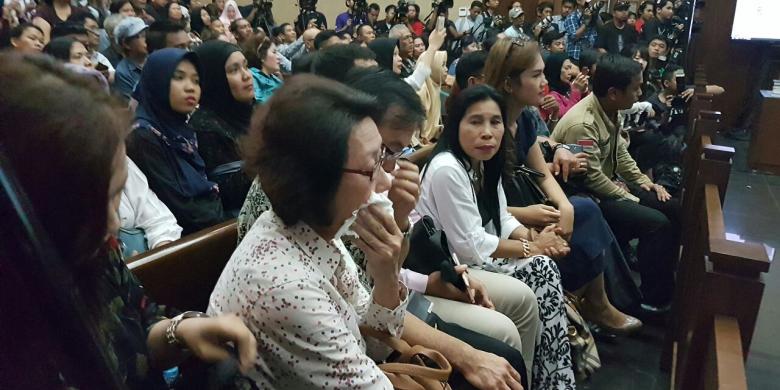Ibunda Menangis saat Saksikan Jessica Jalani Persidangan
