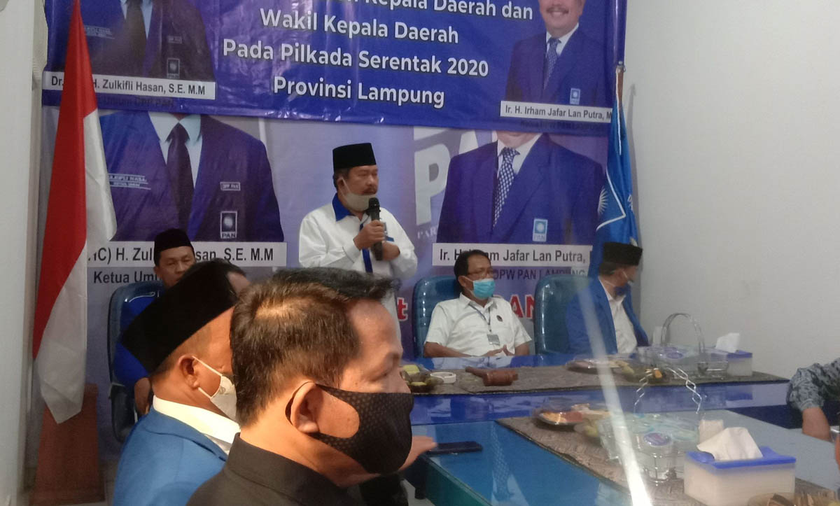 irham-jafar-lan-putra-saat-menyerahkan-rekomendasi-calon-bupati-pesisir-barat-agus-istiqlal.jpg