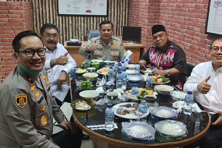 irjen-napoleon-bonaparte-dan-brigjen-prasetijo-dijamu-makan-siang.jpg