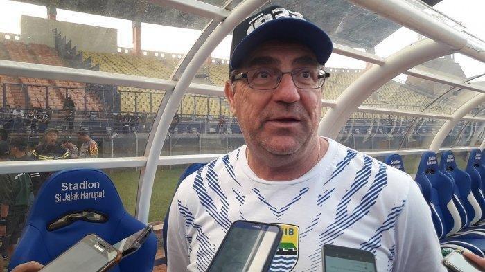jadwal-liga-1-2021-persita-vs-persib-robert-alberts-soroti-kinerja-wasit.jpg