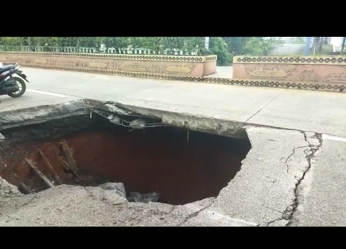 jalan-arpn-lampung-utara-yang-jebol.jpg