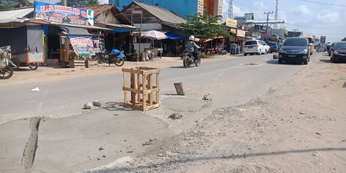 Respon Cepat Pasca Diberitakan, Jalan Berlubang di Simpang Pematang Langsung Ditambal Pemkab