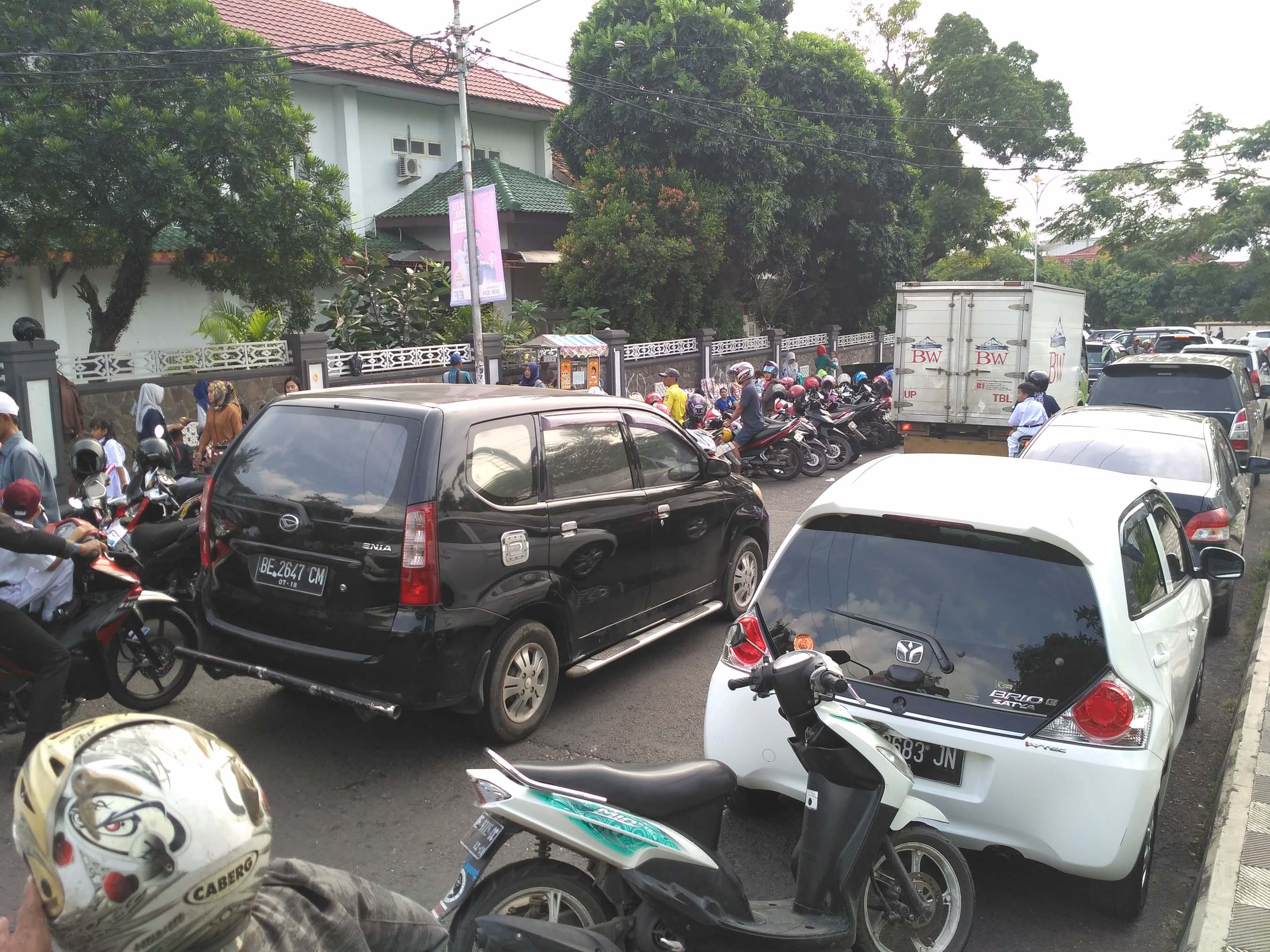 (FOTO) Parkir Kendaraan Orangtua Murid Bikin Macet Jalan Juanda