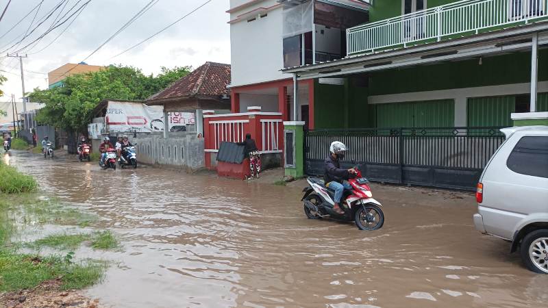 jalan-madang-3-kecamatan-sukarame-bandar-lampung-minim-drainase.jpg