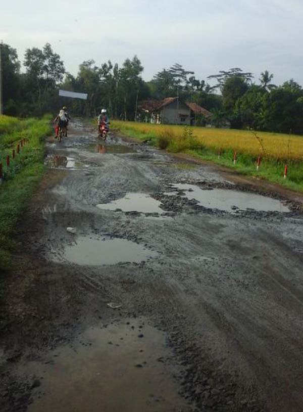 jalan-rusak-di-abung-semuli_20160829_131930.jpg