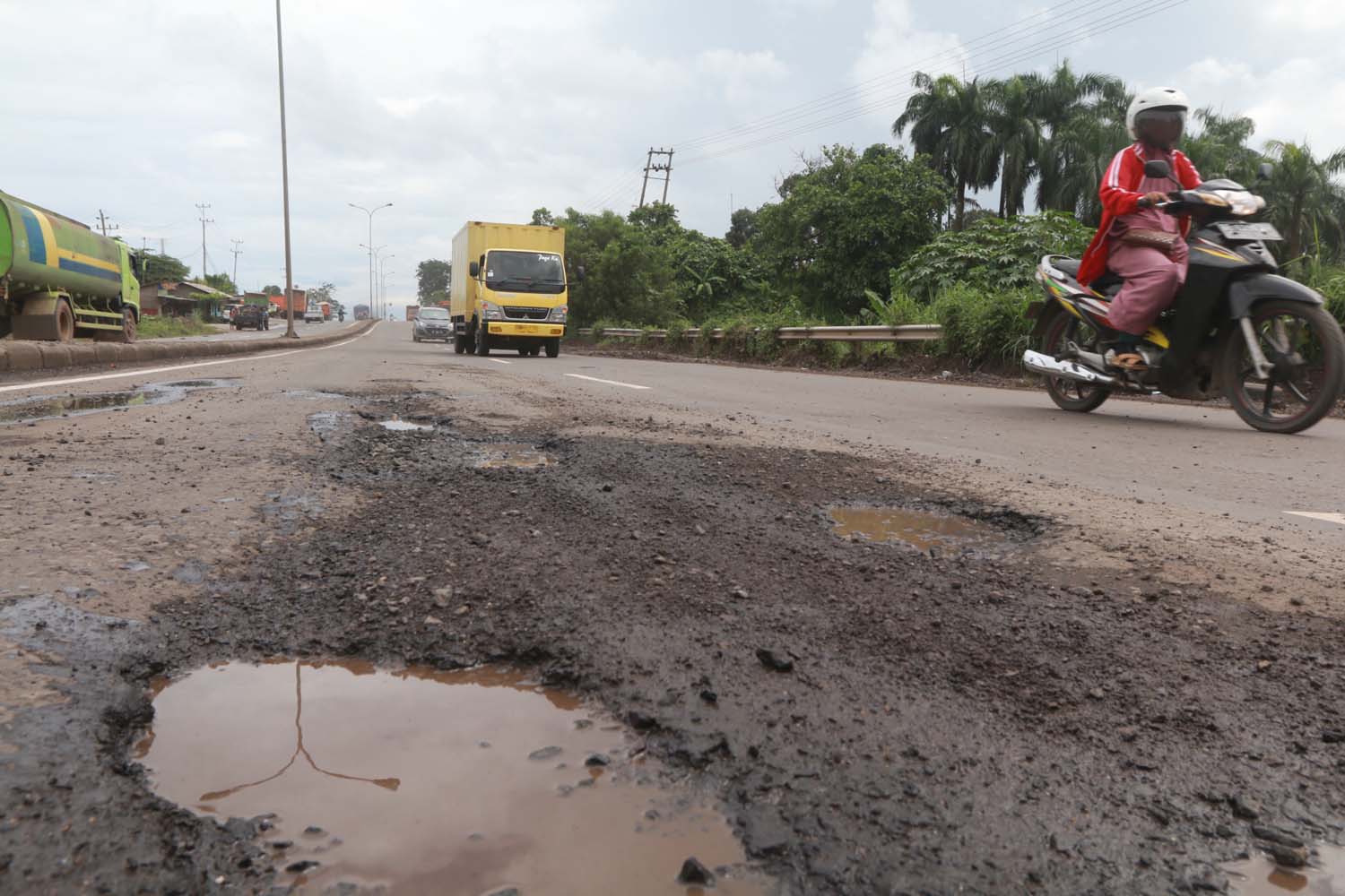 jalan-rusak-di-bypass_20180312_145707.jpg