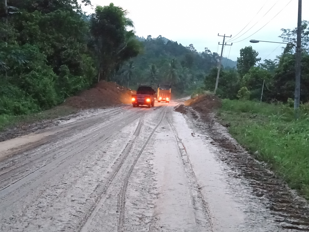 jalinbar-semaka-sudah-dibuka-lumpur-masih-tutupi-jalan.jpg