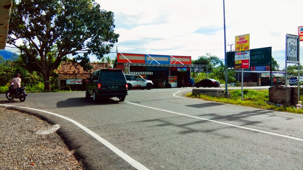 Akses Menuju Tol Ramai Kendaraan, Simpang Jalinsum Lamsel Perlu Traffic Light