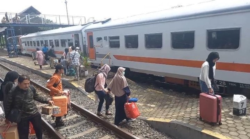jalur-kereta-api-ambles-di-lampung-utara-sudah-diperbaiki.jpg