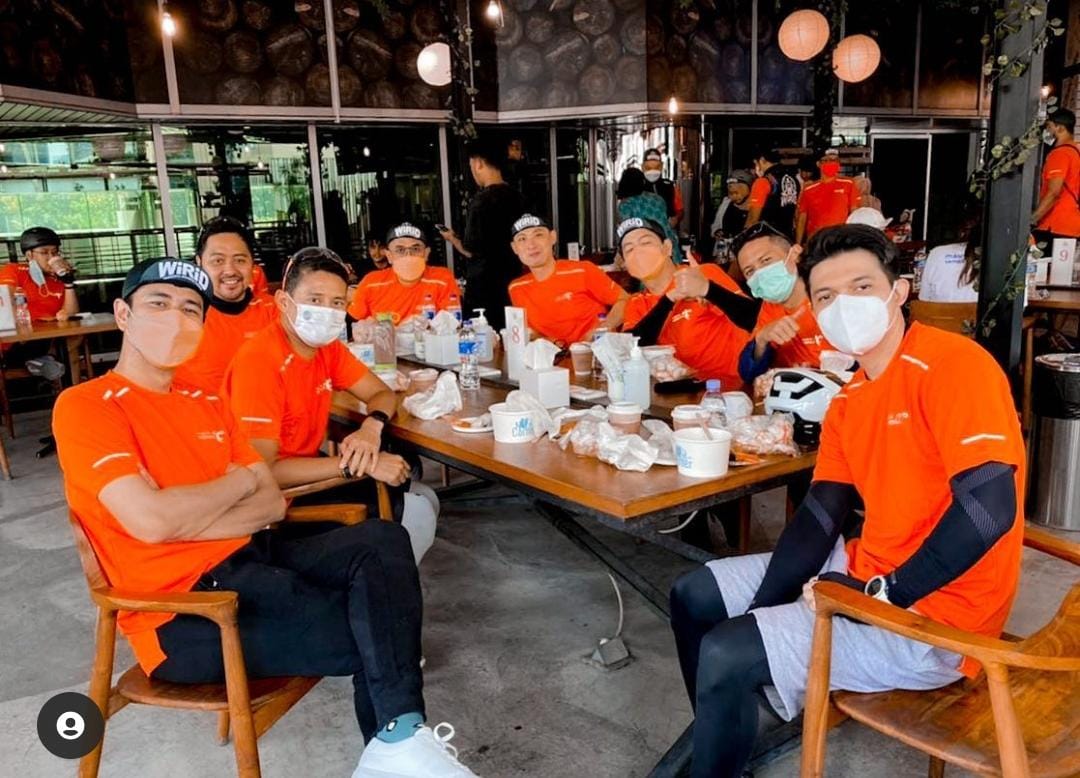 Raffi Ahmad dan Irwansyah Gowes Bareng Pak Menteri Sandiaga Uno, Pasukan Oranye