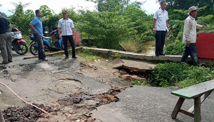 Jembatan Penghubung Kelurahan di Kotabumi Ambles, Terdengar Suara Keras