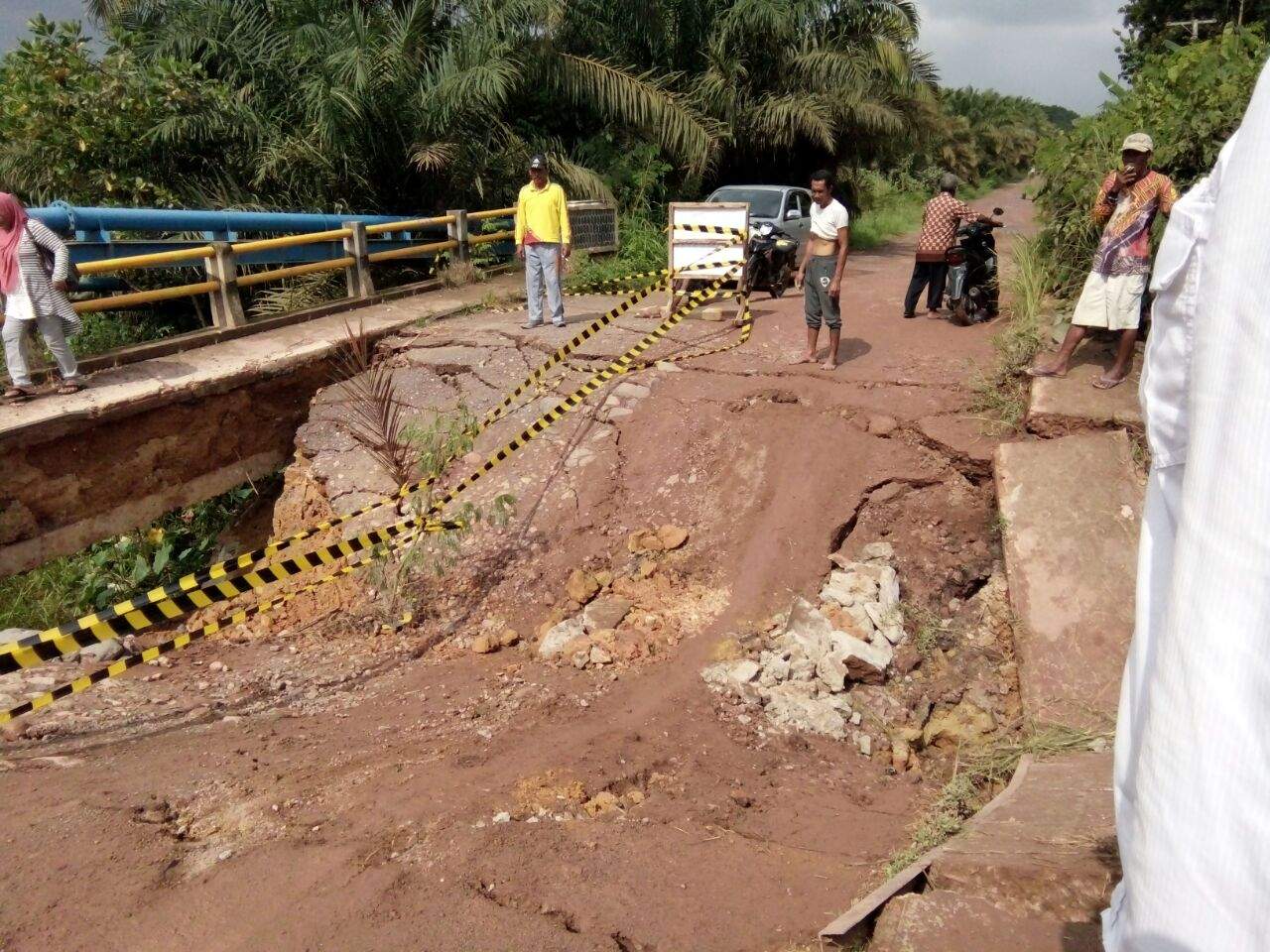 Jembatan Ambrol Setelah 2 Bulan Dibiarkan Rusak, Akses Warga 3 Kecamatan di Tulangbawang Terhambat