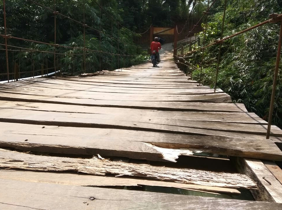 jembatan-gantung-di-pekon-banjar-agung-ilir-kecamatan-pugung-tanggamus.jpg