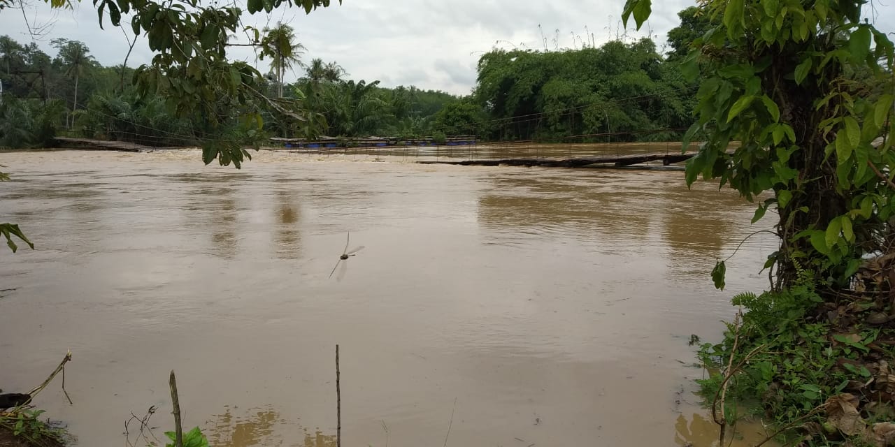 Jembatan Gantung Pekon Panggungrejo-Pekon Mataram Terendam Air Sungai