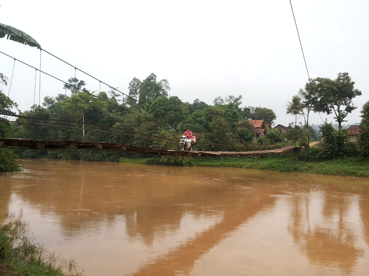 Ratusan Pengendara Tiap Hari Menantang Bahaya  Lintasi Jembatan Gantung