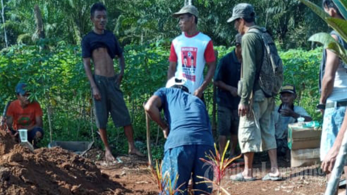jenazah-pemenggal-leher-ayah-kandung-di-lampung-dimakamkan-dekat-makam-korbannya.jpg
