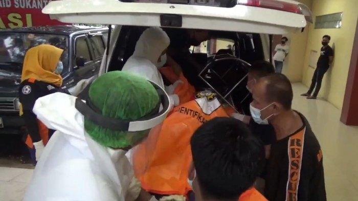 jenazah-st-saat-dibawa-masuk-ke-instalasi-forensik-rs-polri-kramat-jati.jpg