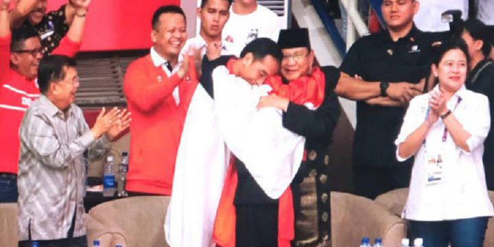 Momen Jokowi dan Prabowo Berpelukan Saat Pesilat Hanifan Yudani Kusuma Persembahkan Medali Emas