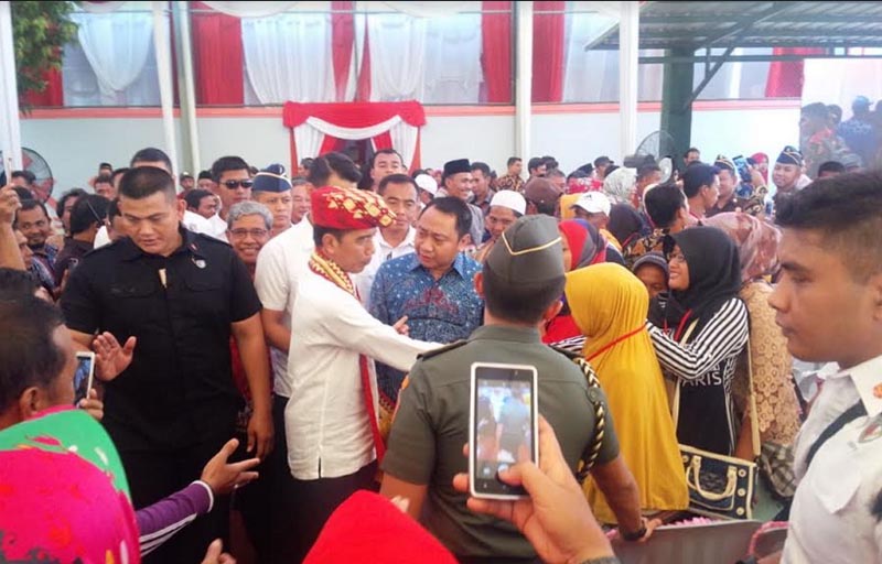 jokowi-bagikan-sertifikat-tanah-di-gunung-sugih.jpg