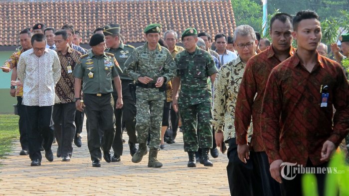 jokowi-seragam-kostrad_20150604_160038.jpg