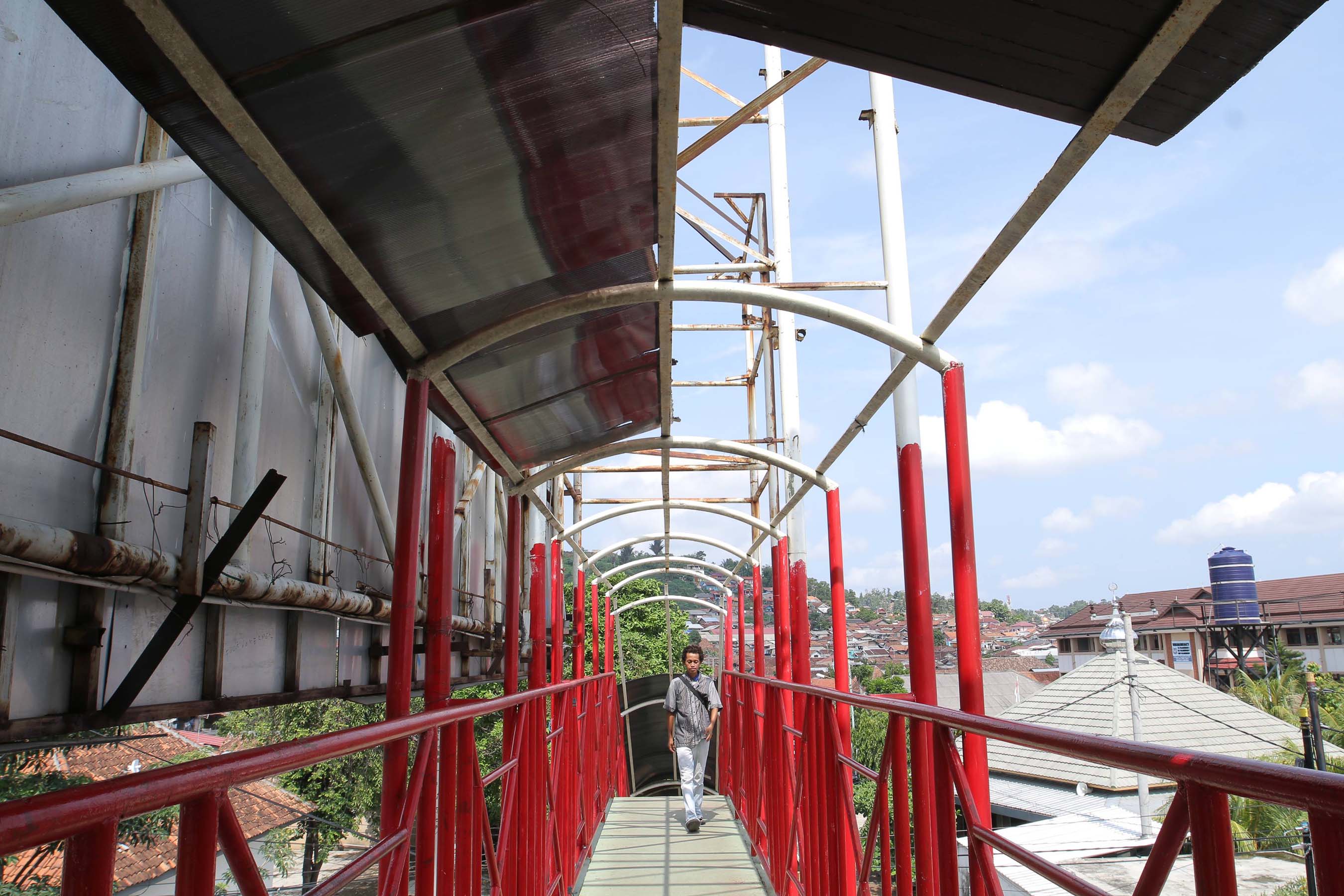 Warga Keluhkan JPO di Jalan Teuku Umar yang Nyaris Tak Beratap