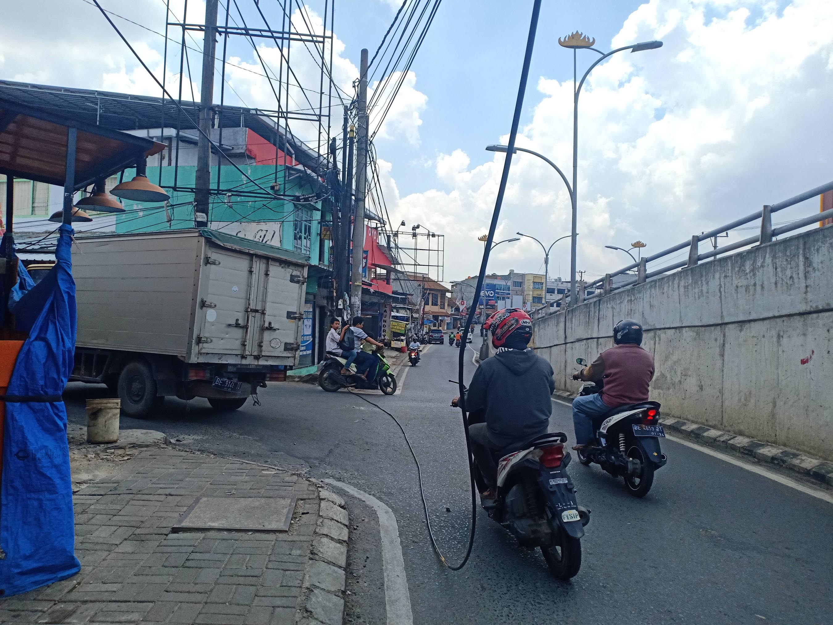 kabel-menjuntai-dekat-flyover-antasari.jpg