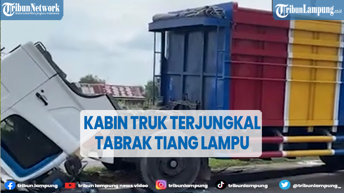 kabin-truk-tiba-tiba-terjungkal-sopir-hilang-kendali-tabrak-tiang-lampu.jpg