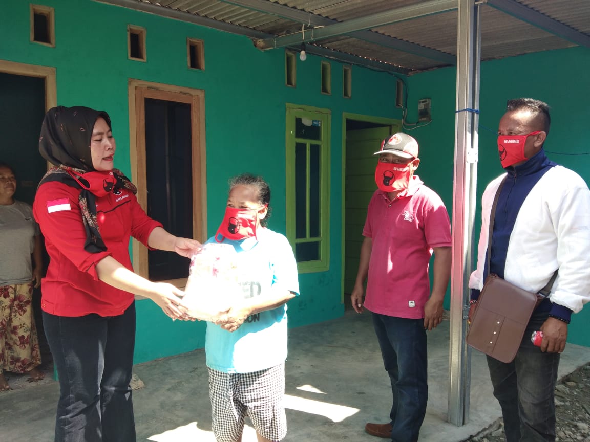 Kader-Kader Partai Tebar Ribuan Sembako Bagi Warga Terdampak Virus Corona