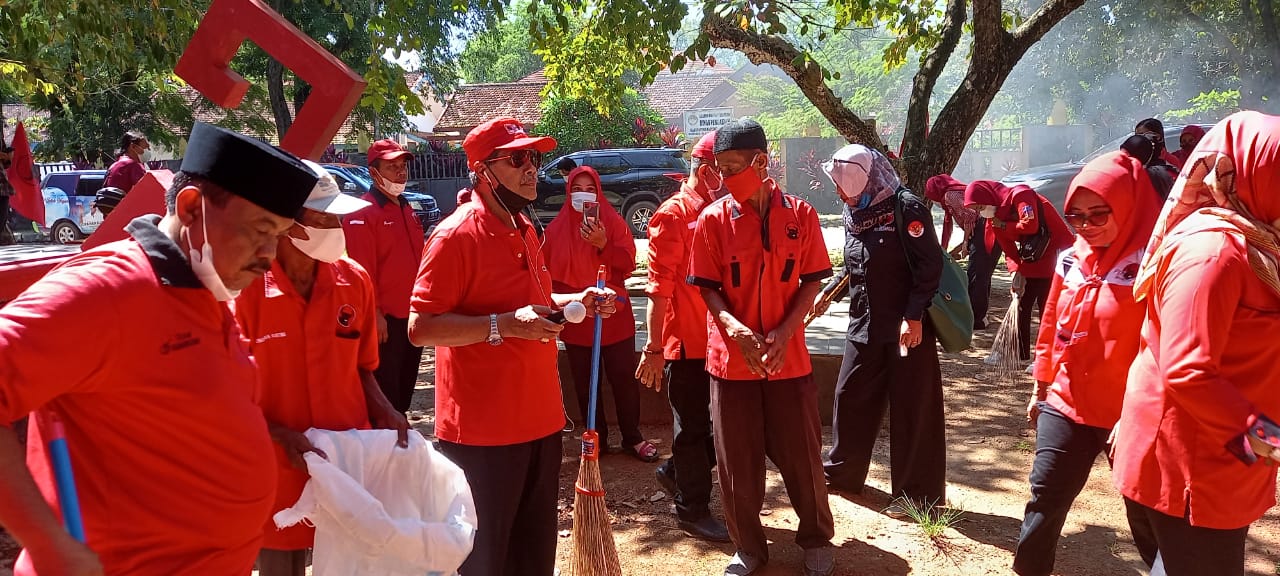 kader-pdip-lamteng-bergotong-royong-di-taman-gotong-royong-kelurahan-bandar-jaya-barat.jpg