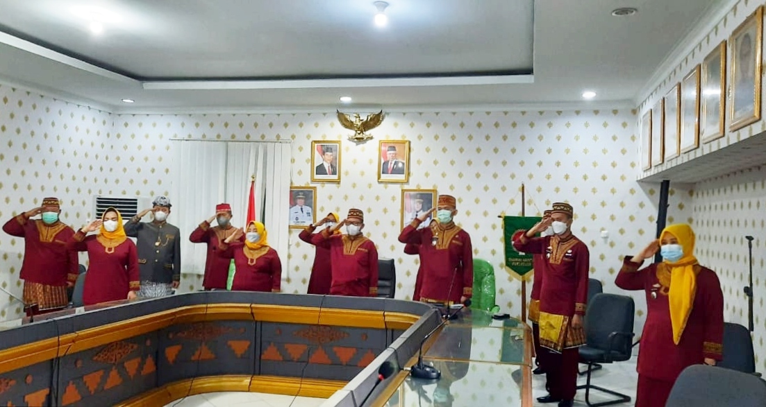 Pakai Baju Adat, Sulpakar Ikuti Upacara Hardiknas Bersama Menteri Nadiem Makarim