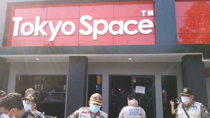 kafe-tokyo-space-disegel-langgar-jam-operasional-ppkm-darurat-di-bandar-lampung.jpg