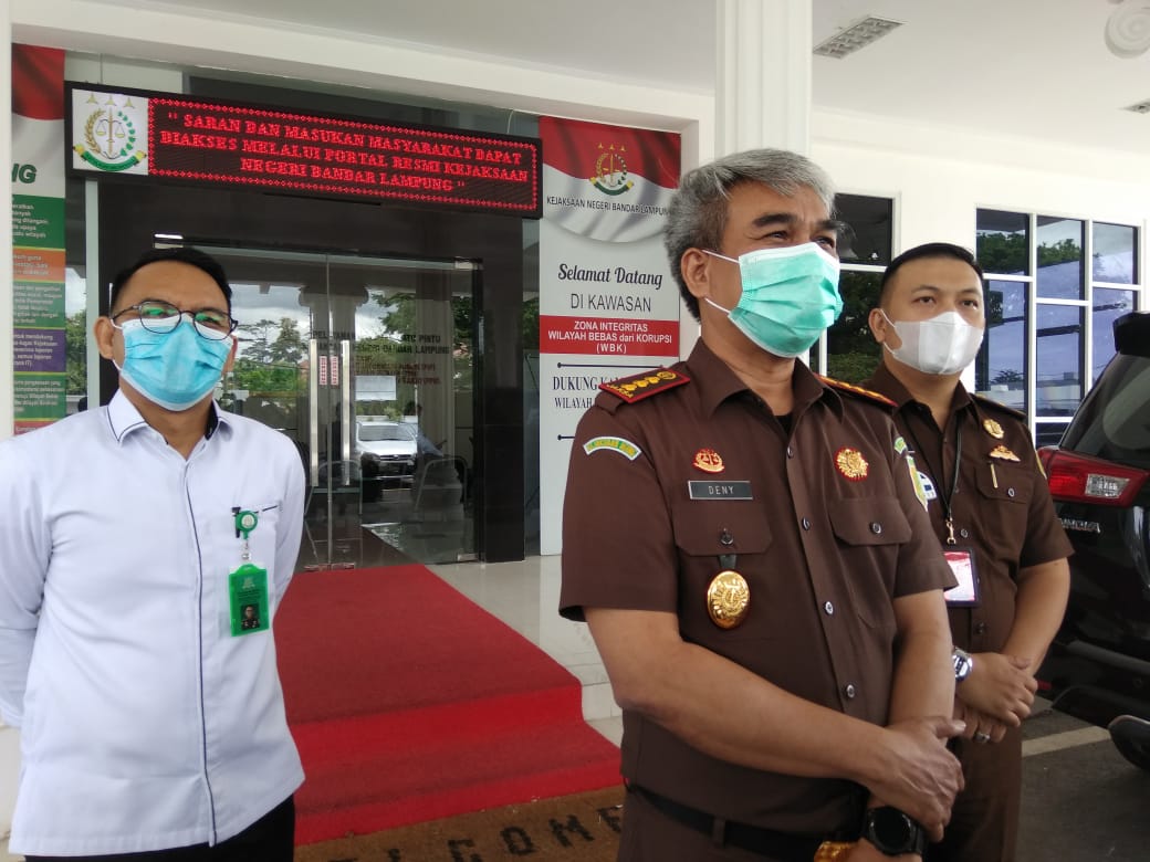 kajari-bandar-lampung-abdullah-noer-deny-memberikan-keterangan.jpg
