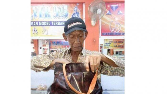 Dari Lampung, Kakek Ini Cari Anaknya di Ngawi Bermodal Foto Saat Muda