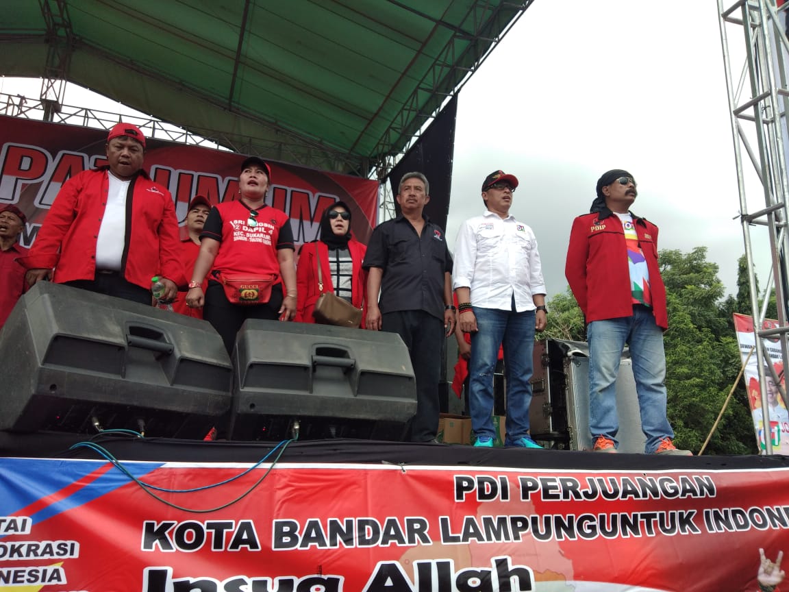 kampanye-akbar-pdip-di-lapangan-way-dadi-kamis-283.jpg