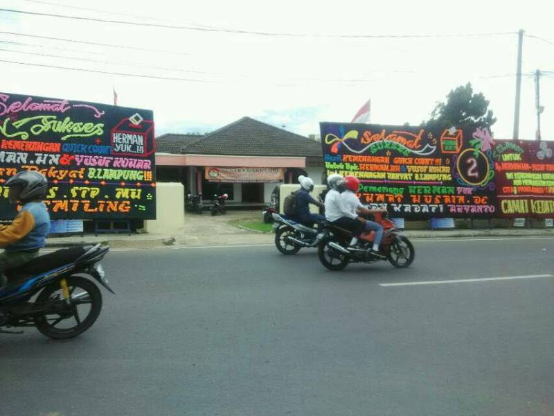 kantor-panwaslu-bandar-lampung-dikirimi-karangan-bunga_20151214_143328.jpg