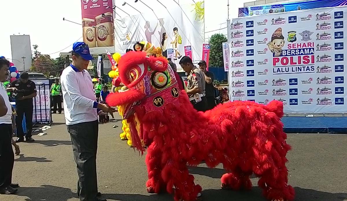 FOTO BREAKING NEWS: Asyik, Kapolda Lampung Kasih Angpau ke Barongsai