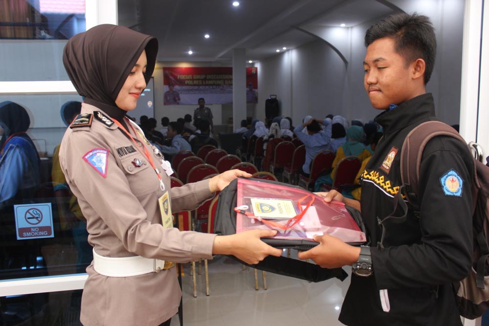 Kapolres Lampung Barat Ajak Pelajar Hindari Narkoba dan Jadi Pelopor Tertib Berlalu Lintas