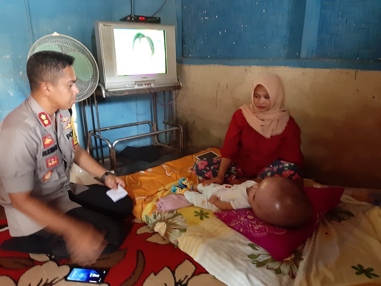 kapolres-lampung-utara-akbp-budiman-sulaksono-kunjungi-bayi-hidrosefalus.jpg