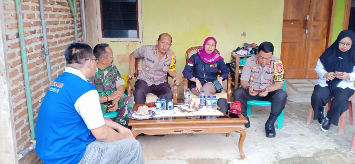 Kapolres Lamsel dan Ketua Bawaslu Lampung Pantau Pemungutan Suara Ulang (PSU) di TPS 20 Karang Anyar