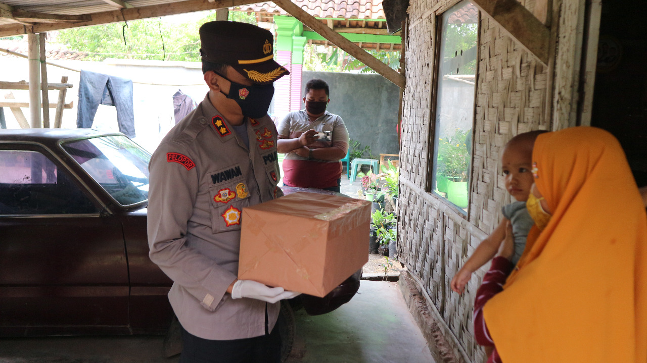 kapolres-lamteng-akbp-wawan-setiawan-berikan-bantuan-kepada-warga.jpg