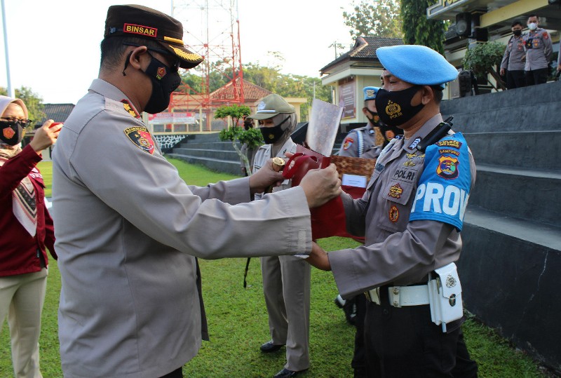 kapolres-way-kanan-beri-penghargaan-25-personel-berprestasi.jpg