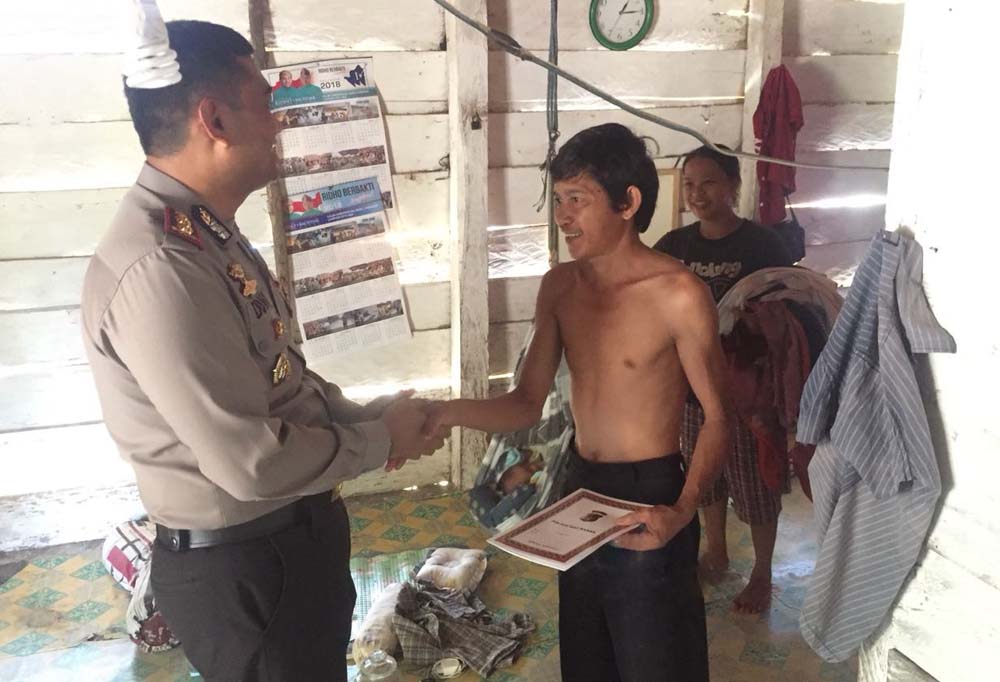 Peduli Sesama, Kapolres Way Kanan Berbagi Empati Kepada Warga