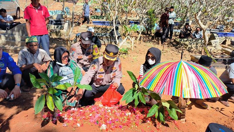 kapolsek-gedong-tataan-polres-pesawaran-kompol-hapran-hadiri-pemakaman-irsad-dan-wahyu-tri-ningsih.jpg